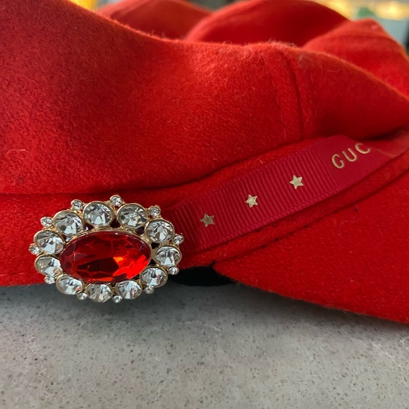 Beautiful Red Gucci Baret with brooch - Picture 3 of 9